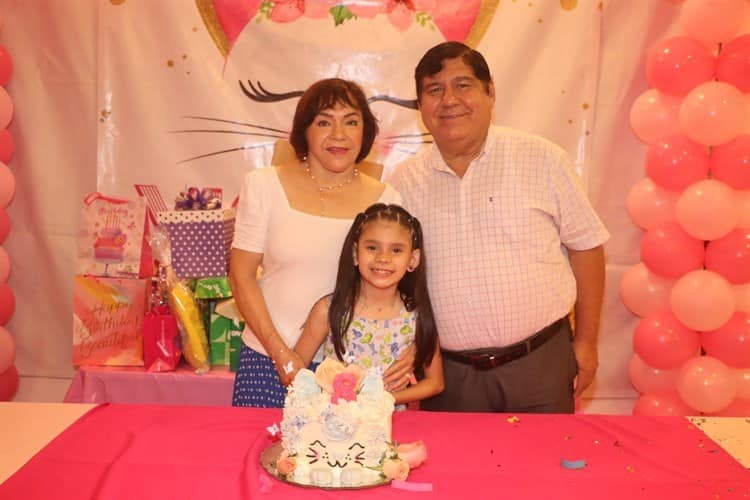 Victoria Pérez Capitaine es festejada por sus 8 años de vida