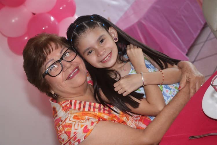 Victoria Pérez Capitaine es festejada por sus 8 años de vida