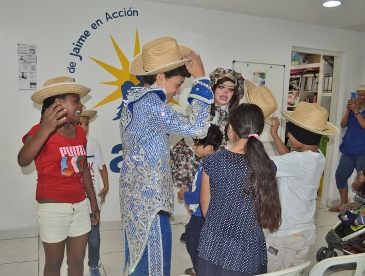 Patricio Veloz Camacho ‘Pato Veloz’, rey infantil electo visita el Albergue AJA