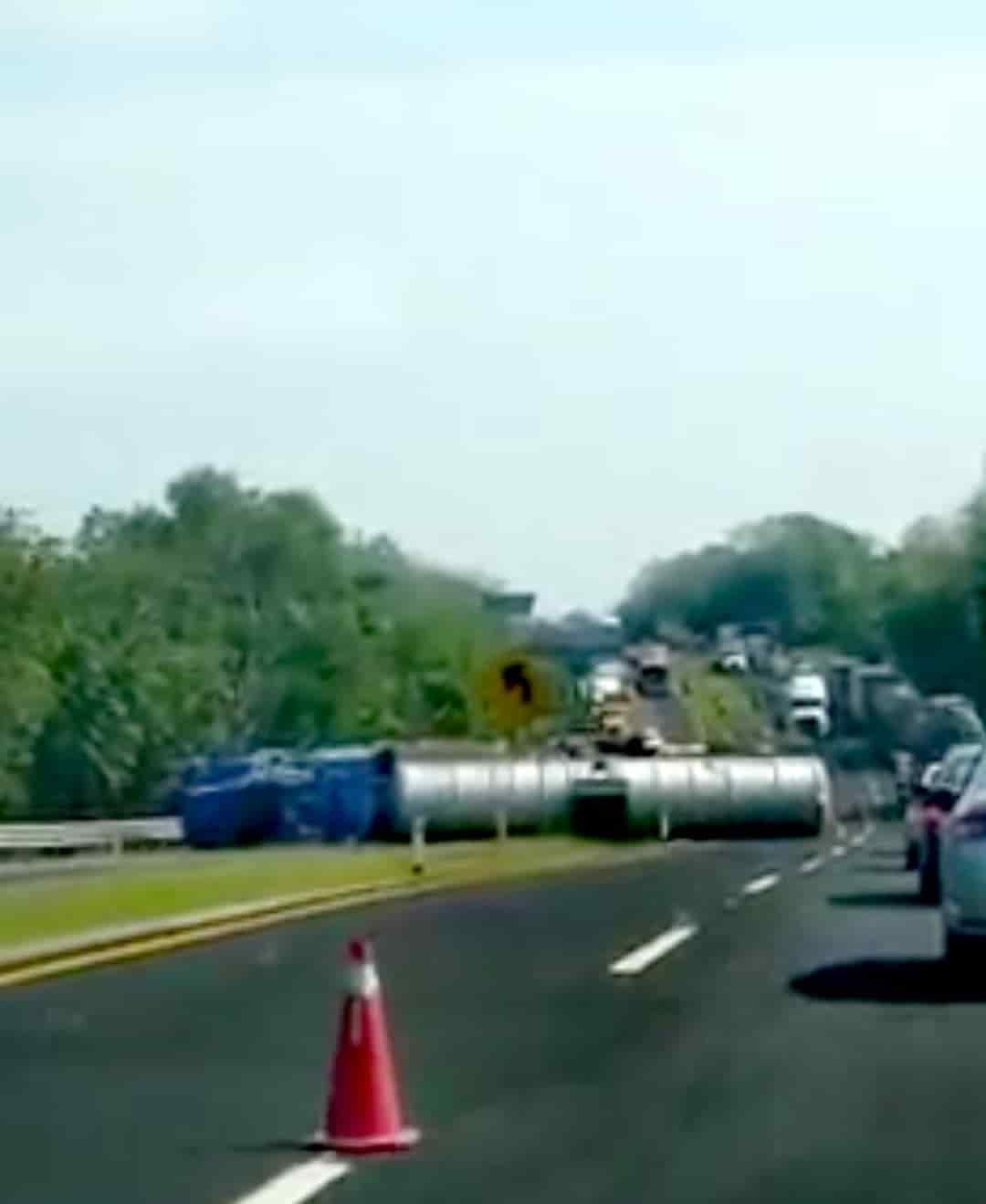 Pipa volcada ahoga circulación rumbo al Puerto de Tuxpan