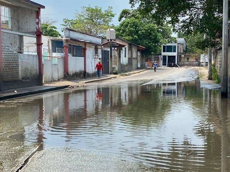 Bloquean calle en reclamo a inundación de aguas negras en Minatitlán