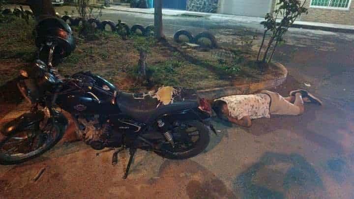 Tras borrachera, motociclista se queda a dormir en calles de Veracruz