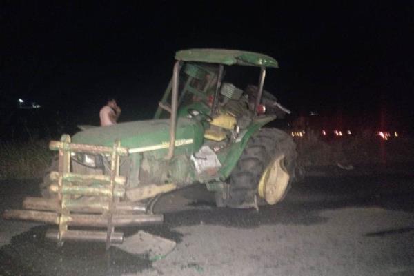 Por invadir carril, tráiler choca contra tractor en carretera a Isla