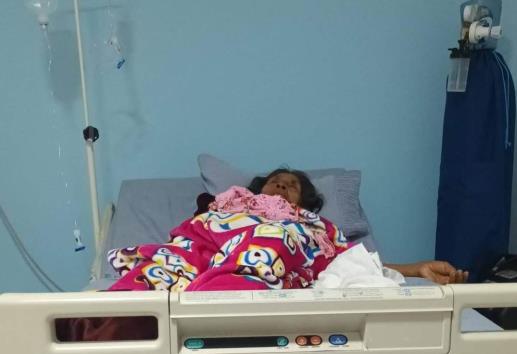 Clama ayuda; tiene a su madre grave en una clínica particular de Jáltipan