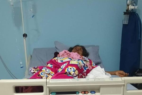 Clama ayuda; tiene a su madre grave en una clínica particular de Jáltipan