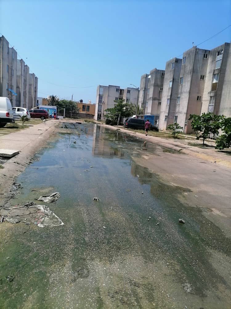 Calles invadidas por aguas negras en Santa Martha; esperan intervención de autoridades