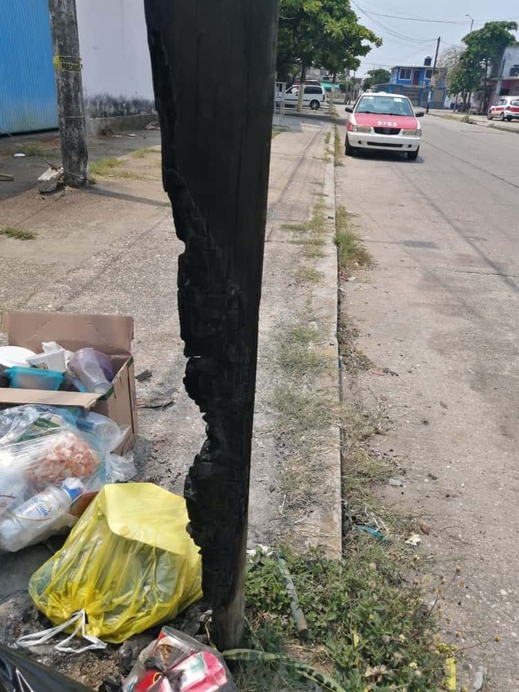 ¡Peligro latente! Poste está por caer en la colonia Las Américas