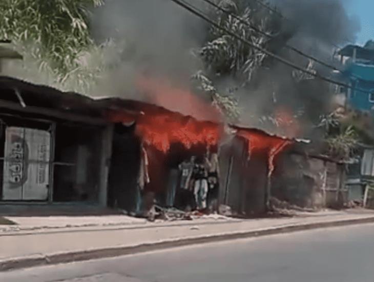 Incendio arrasa con local de ropa en Xalapa