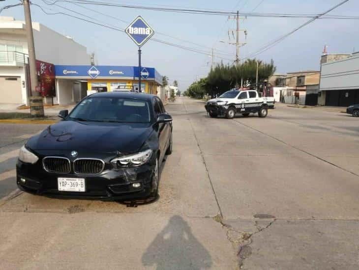 BMW choca a patrulla que trasladaba reo en Coatza (+video)