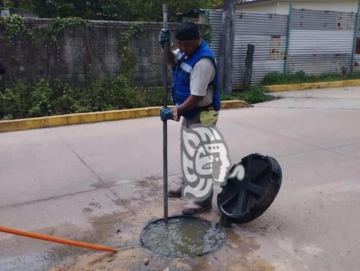 Brotan aguas negras en calles de Las Choapas, generan foco de infección