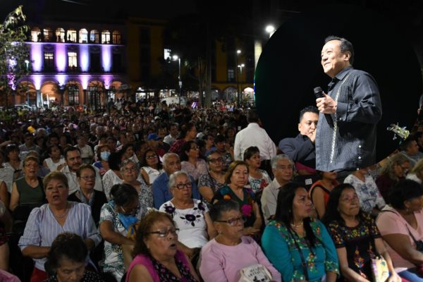 Carlos Cuevas y Ricardo Caballero deleitaron a madres xalapeñas con concierto gratuito (+Video)