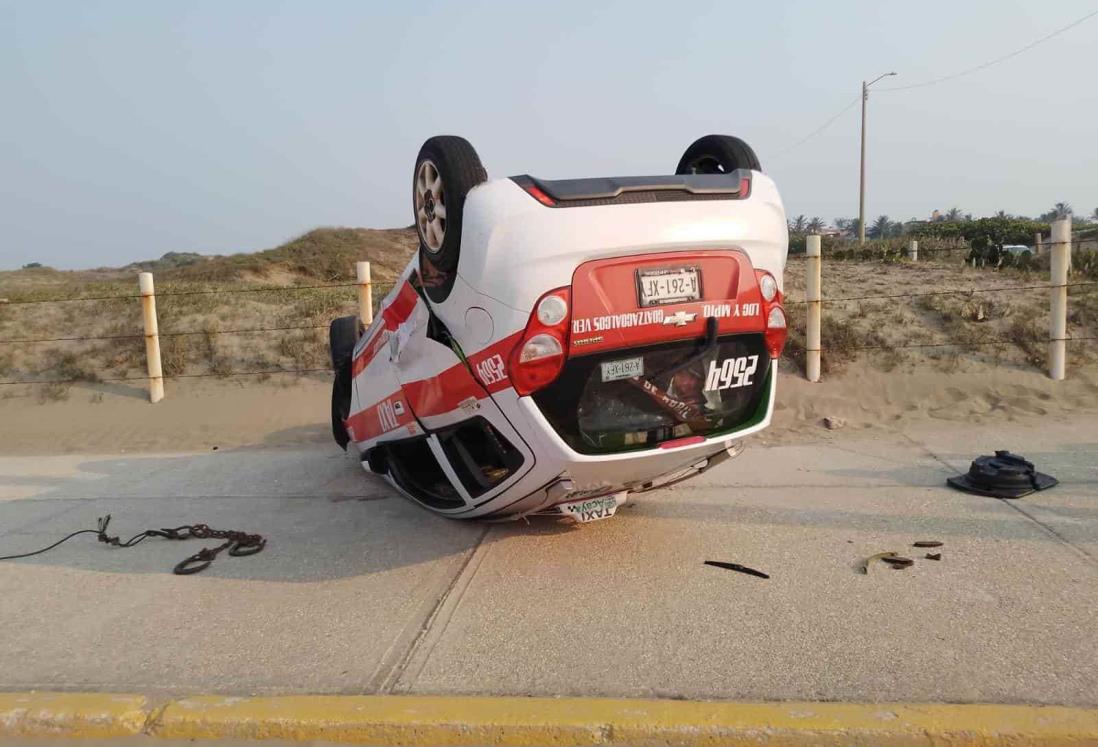 Taxi choca y vuelca en el malecón de Coatzacoalcos