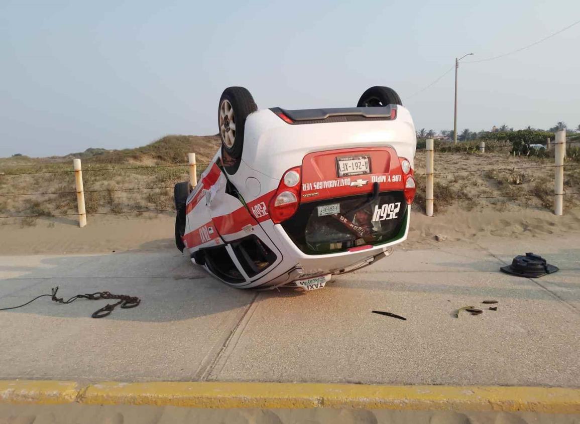 Choque termina en volcadura de taxi en el Malecón