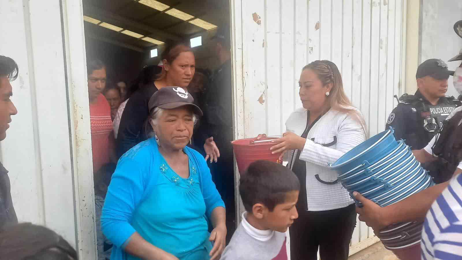 ¡Detallazo! Alcaldesa de Villa Aldama regala cubetas para celebrar el día de las madres