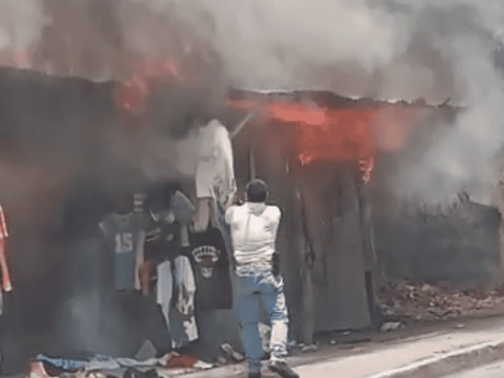 Incendio arrasa con local de ropa en Xalapa