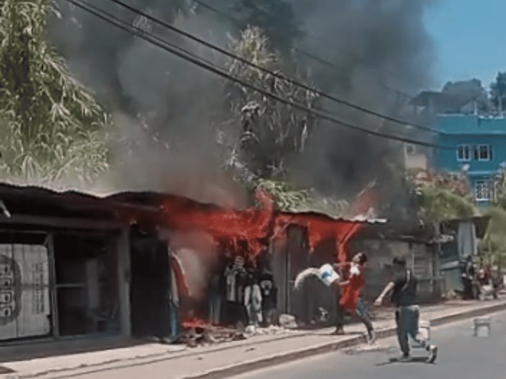 Incendio arrasa con local de ropa en Xalapa