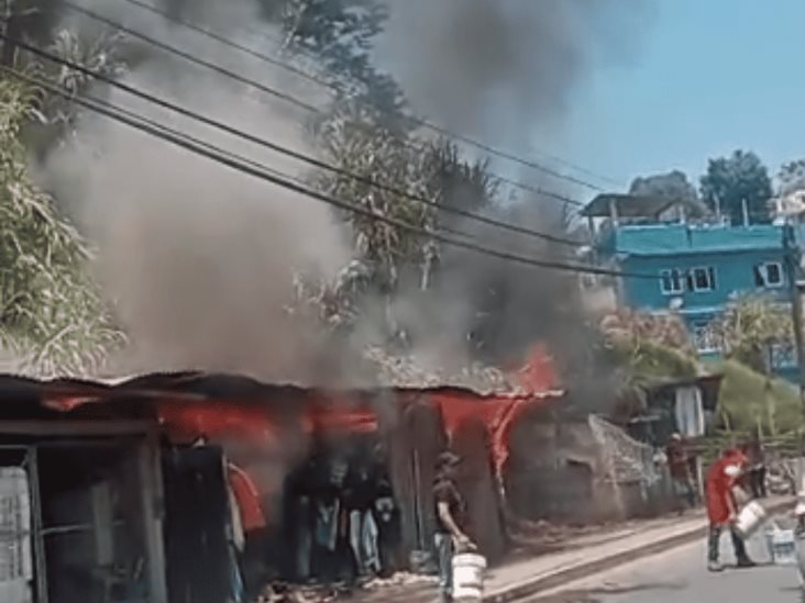 Incendio arrasa con local de ropa en Xalapa