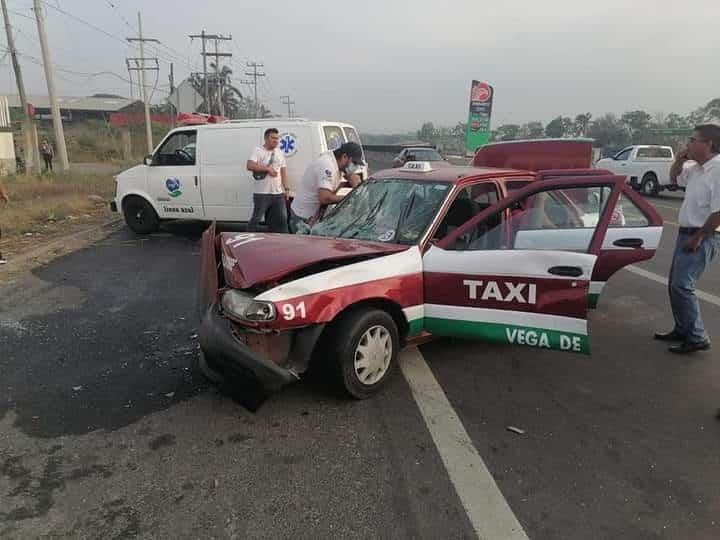 Choque entre moto y taxi deja 4 personas lesionadas en Cardel