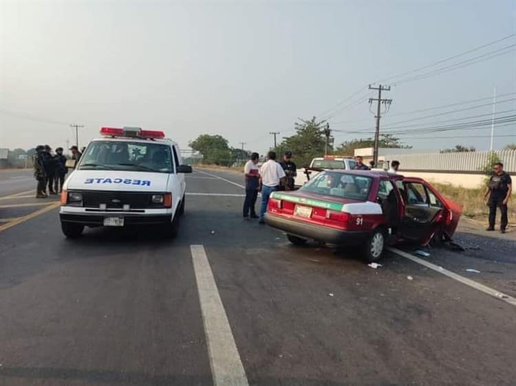 Choque entre moto y taxi deja 4 personas lesionadas en Cardel