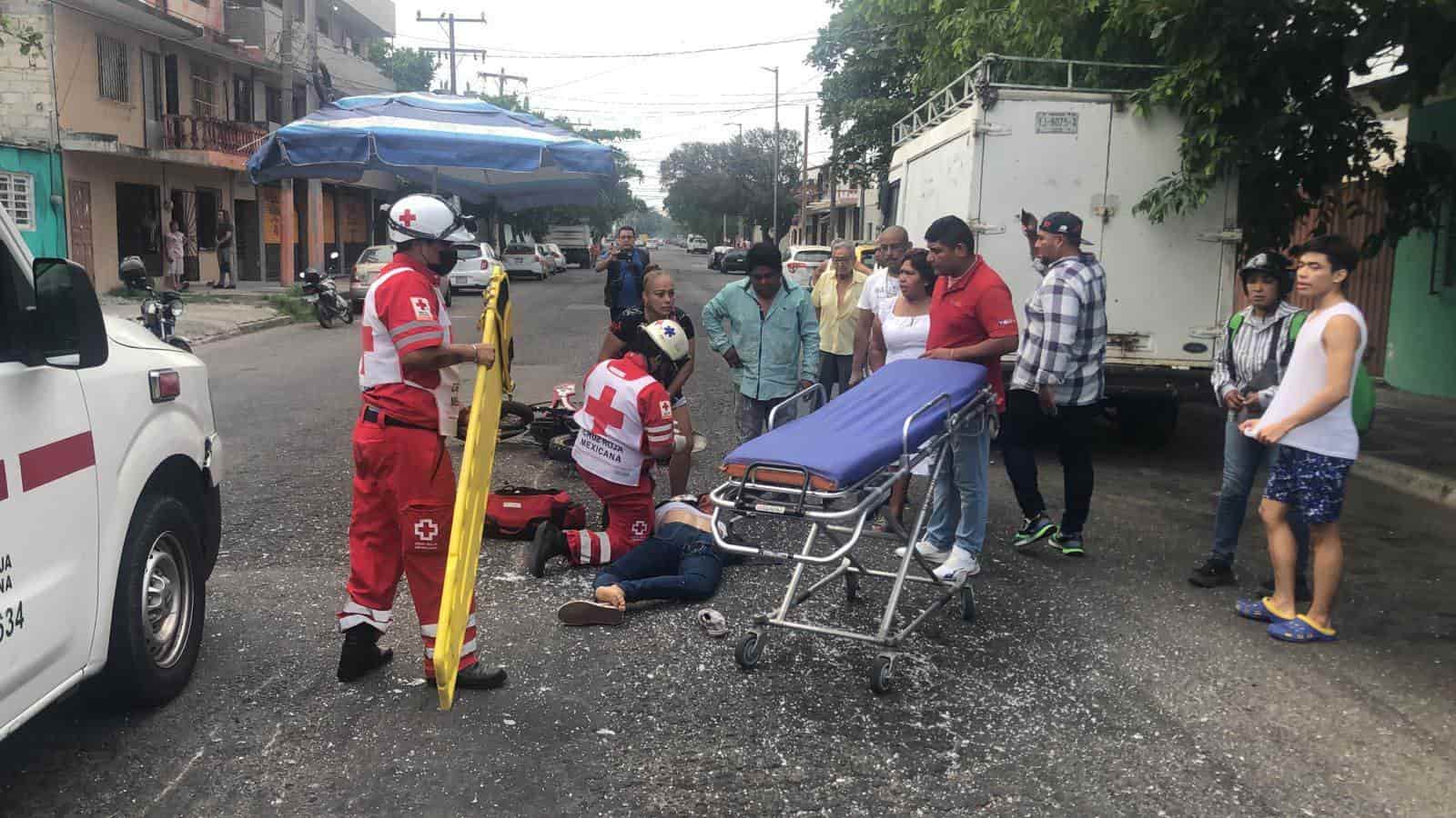 Auto impacta a joven motociclista en colonia Centro de Veracruz (+Video)