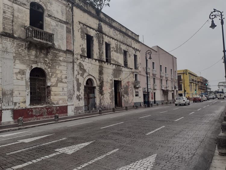 Entre basura y escombros, así luce el Convento de Jesuitas en Veracruz