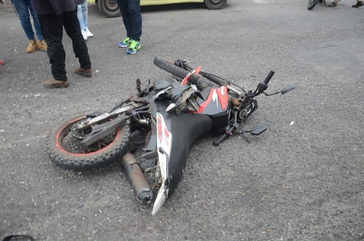 Auto impacta a joven motociclista en colonia Centro de Veracruz (+Video)