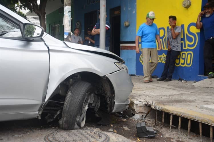 Auto impacta a joven motociclista en colonia Centro de Veracruz (+Video)