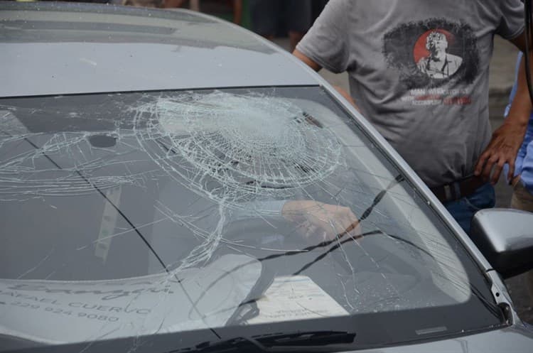 Auto impacta a joven motociclista en colonia Centro de Veracruz (+Video)