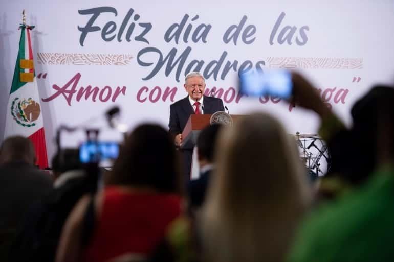 AMLO manda felicitación a las madres de México en su día