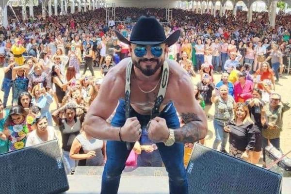 No es broma; celebran con strippers a empleadas de Oaxaca