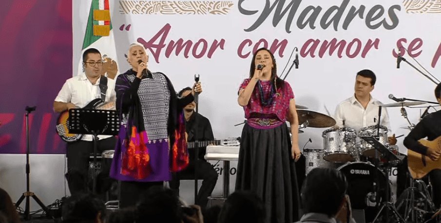 AMLO celebra a las mamás con concierto de Eugenia León y María Inés Ochoa