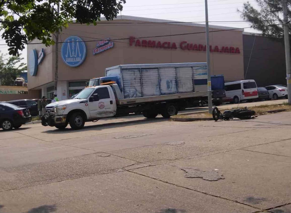 Conductor de motoneta fue impactado por camioneta en la colonia Palma Sola