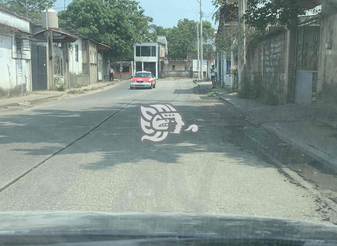 Desazolvaron calle con laguna de aguas negras en Minatitlán