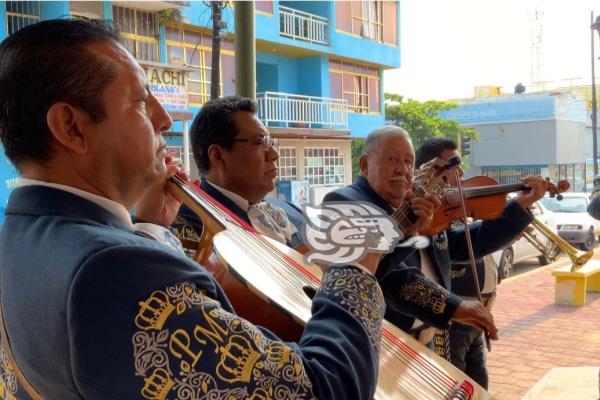 "Señora, señora"; contadas serenatas brindaron mariachis este 10 de mayo en Coatzacoalcos