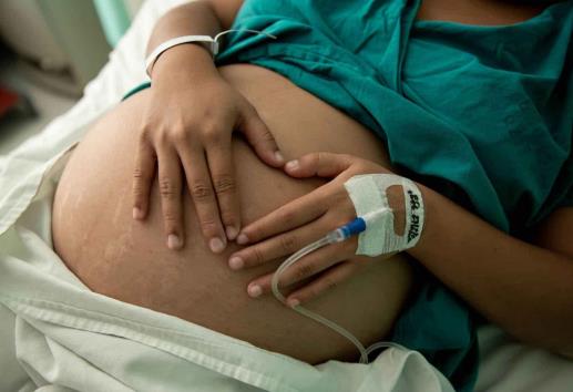 "Casi me muero en el parto; Rosario sufrió violencia obstétrica en hospital de Tarimoya