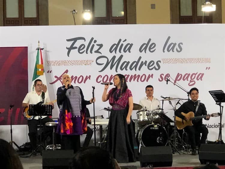 AMLO celebra a las mamás con concierto de Eugenia León y María Inés Ochoa