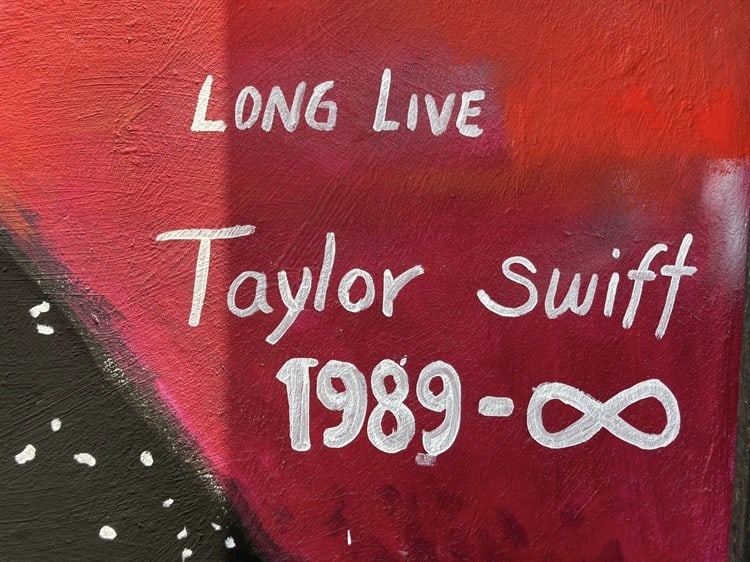 ¡Atención swifties jarochas! Daniel Fermán crea mural de Taylor Swift en Veracruz