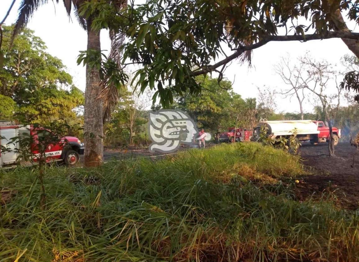 Incendio provocado puso en riesgo viviendas de localidad de Texistepec