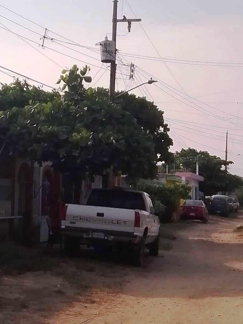 ¡Duermen en sus carros por el calorón! Claman energía eléctrica en la colonia San Silverio