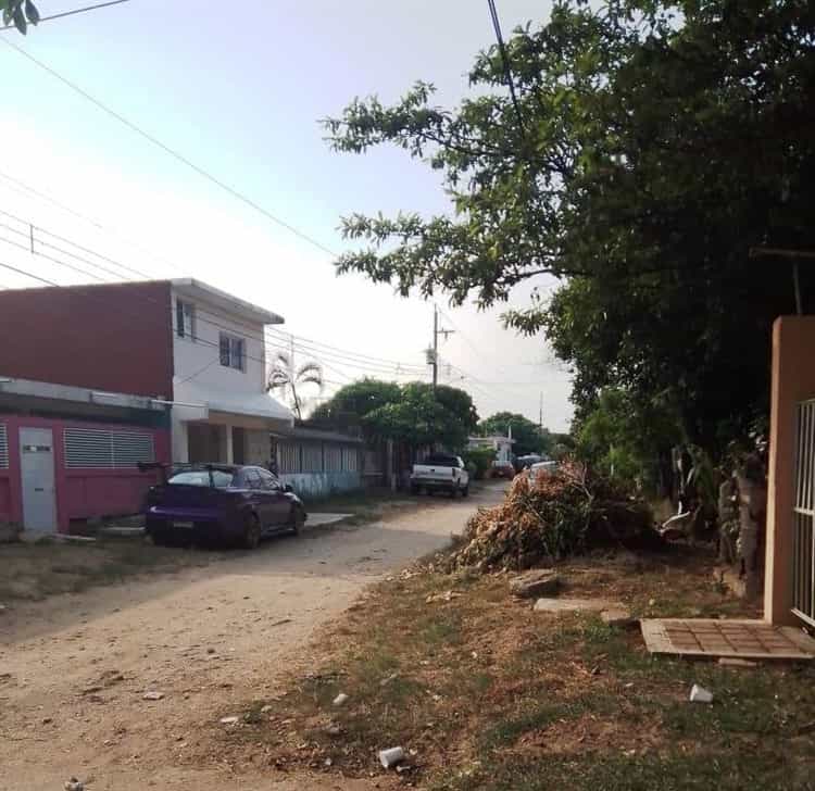 ¡Duermen en sus carros por el calorón! Claman energía eléctrica en la colonia San Silverio