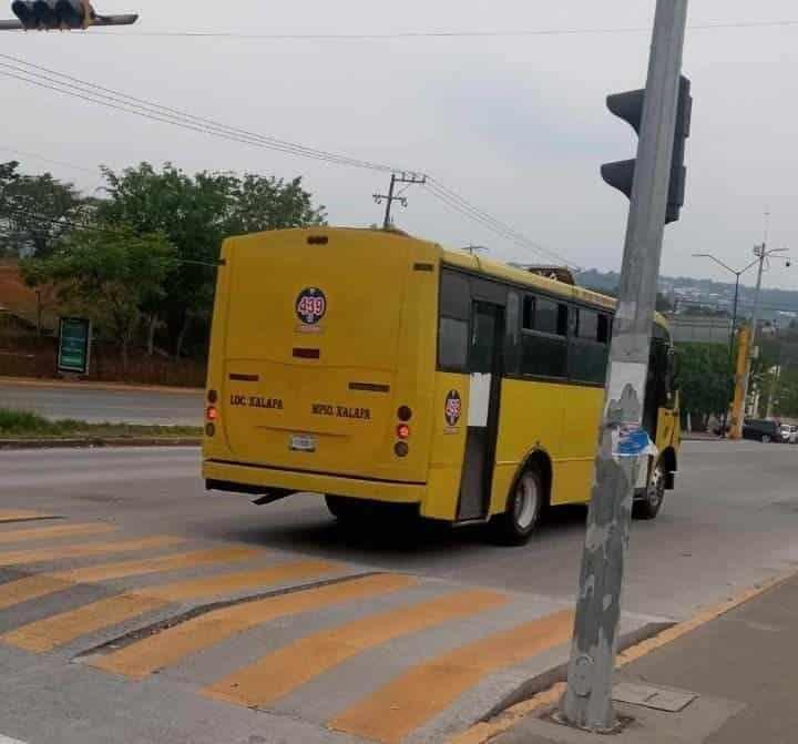 Celebran con pastel a chofer de camión urbano en Xalapa
