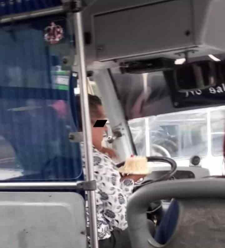 Celebran con pastel a chofer de camión urbano en Xalapa