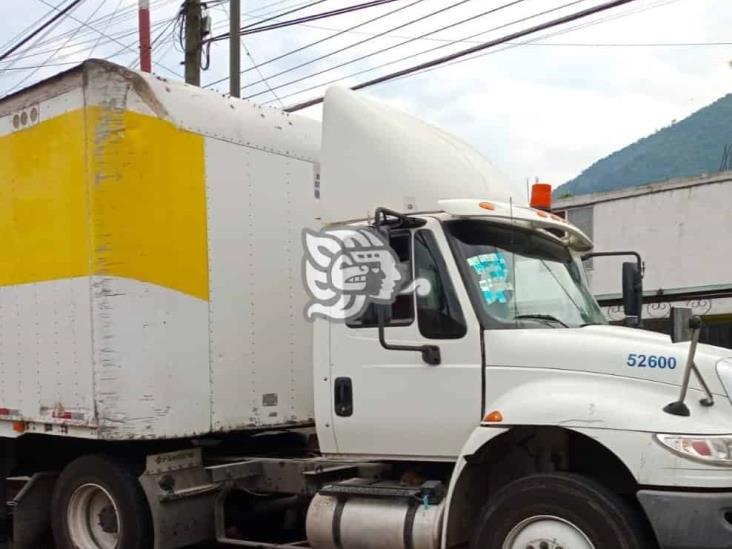 Conductor de tráiler hace mala maniobra y genera hoyo en tanque de combustible en Orizaba
