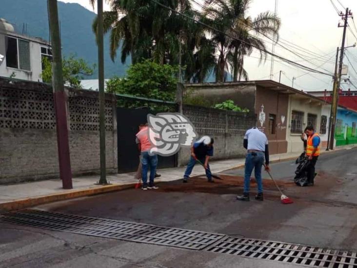 Conductor de tráiler hace mala maniobra y genera hoyo en tanque de combustible en Orizaba