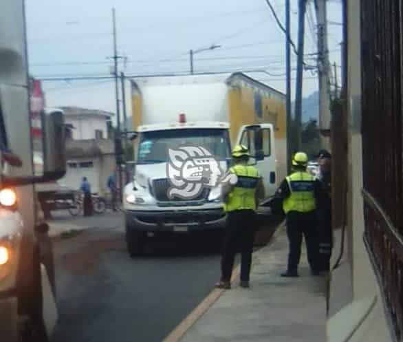 Conductor de tráiler hace mala maniobra y genera hoyo en tanque de combustible en Orizaba