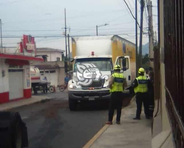 Conductor de tráiler hace mala maniobra y genera hoyo en tanque de combustible en Orizaba