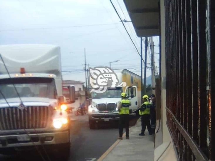 Conductor de tráiler hace mala maniobra y genera hoyo en tanque de combustible en Orizaba