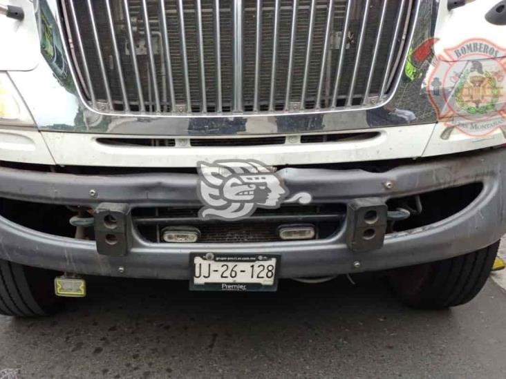 Conductor de tráiler hace mala maniobra y genera hoyo en tanque de combustible en Orizaba