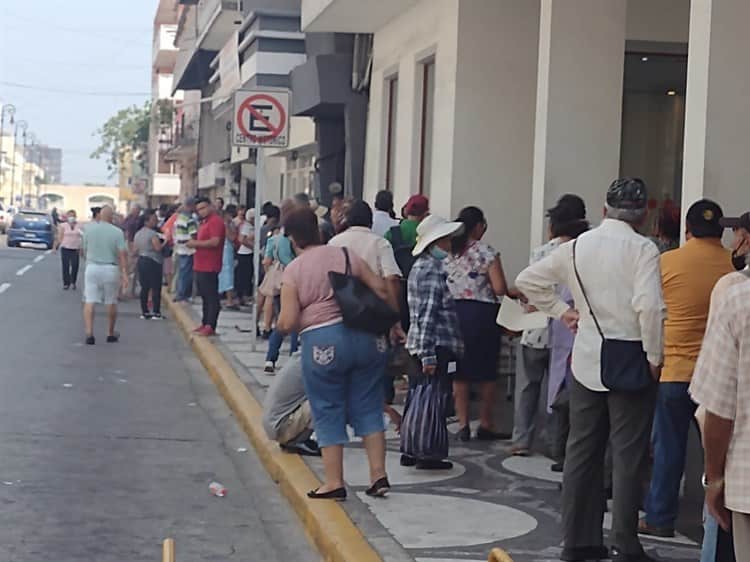 Adultos mayores realizan largas filas para cobrar pensión del Bienestar en Veracruz