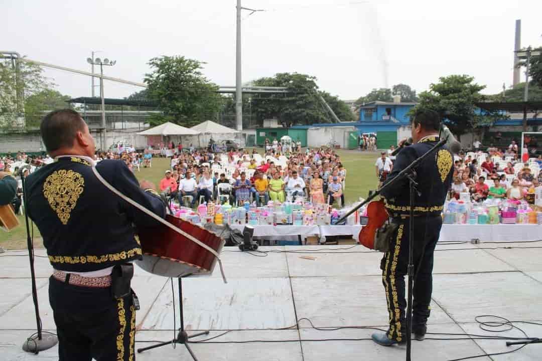 Festejan a cientos de madres en festival del DIF Úrsulo Galván